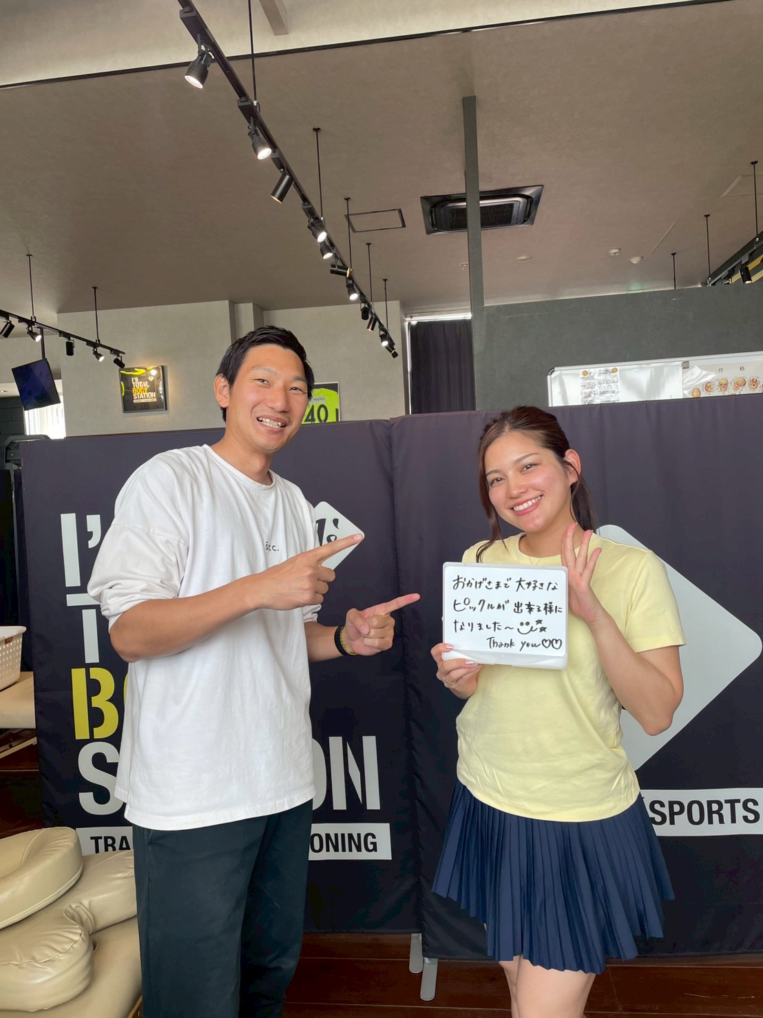 スタッフと笑顔で写真に写る女性のお客様