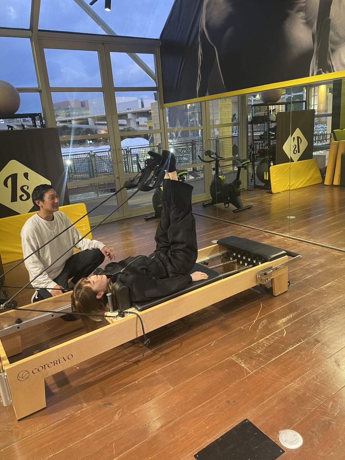 トレーナーが寄り添いながら指導している様子